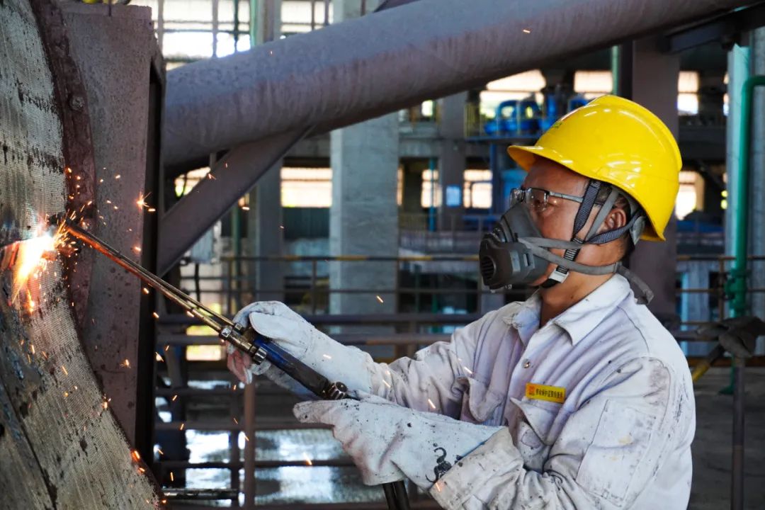 1714529661740850.jpg 海南礦業(yè)員工陳用利喜獲2024年度全國(guó)機(jī)械冶金建材行業(yè)“最美職工”2.jpg