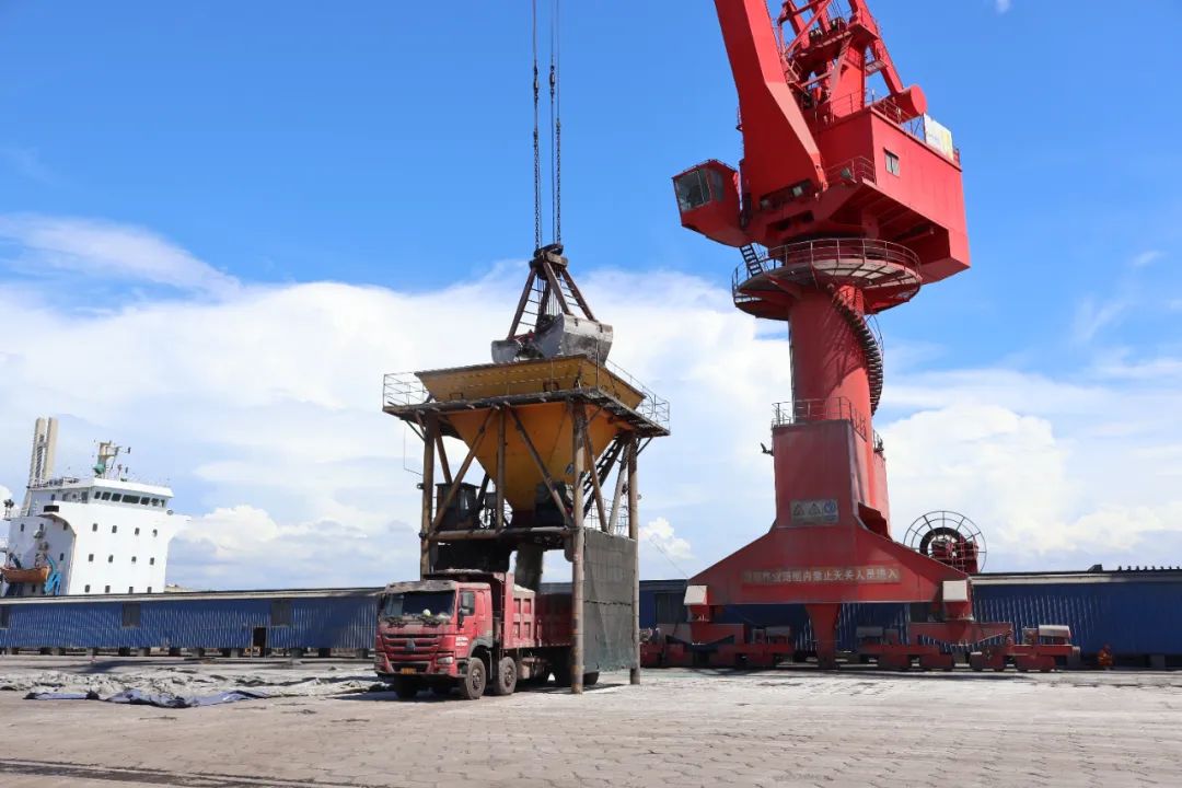 1716801799227736.jpg 鋰精礦到港 回轉(zhuǎn)窯點火 星之海氫氧化鋰項目建設(shè)進入沖刺階段1.jpg