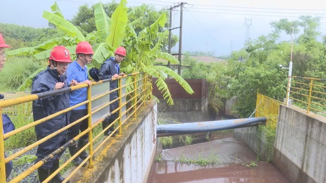 郭風(fēng)芳率隊到石碌鐵礦檢查防風(fēng)防汛工作