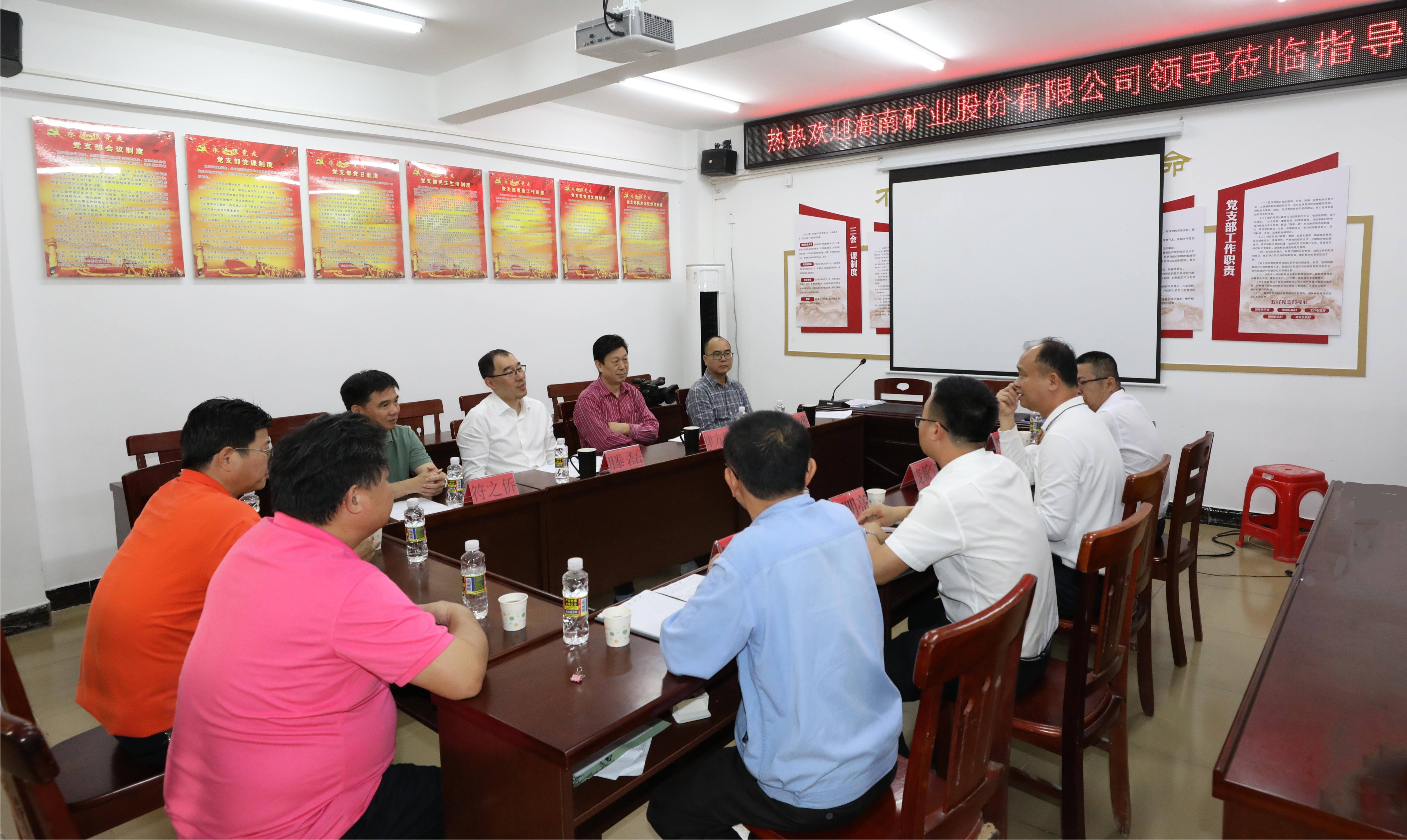 海南礦業(yè)總裁滕磊到興詩(shī)村開(kāi)展調(diào)研與慰問(wèn)