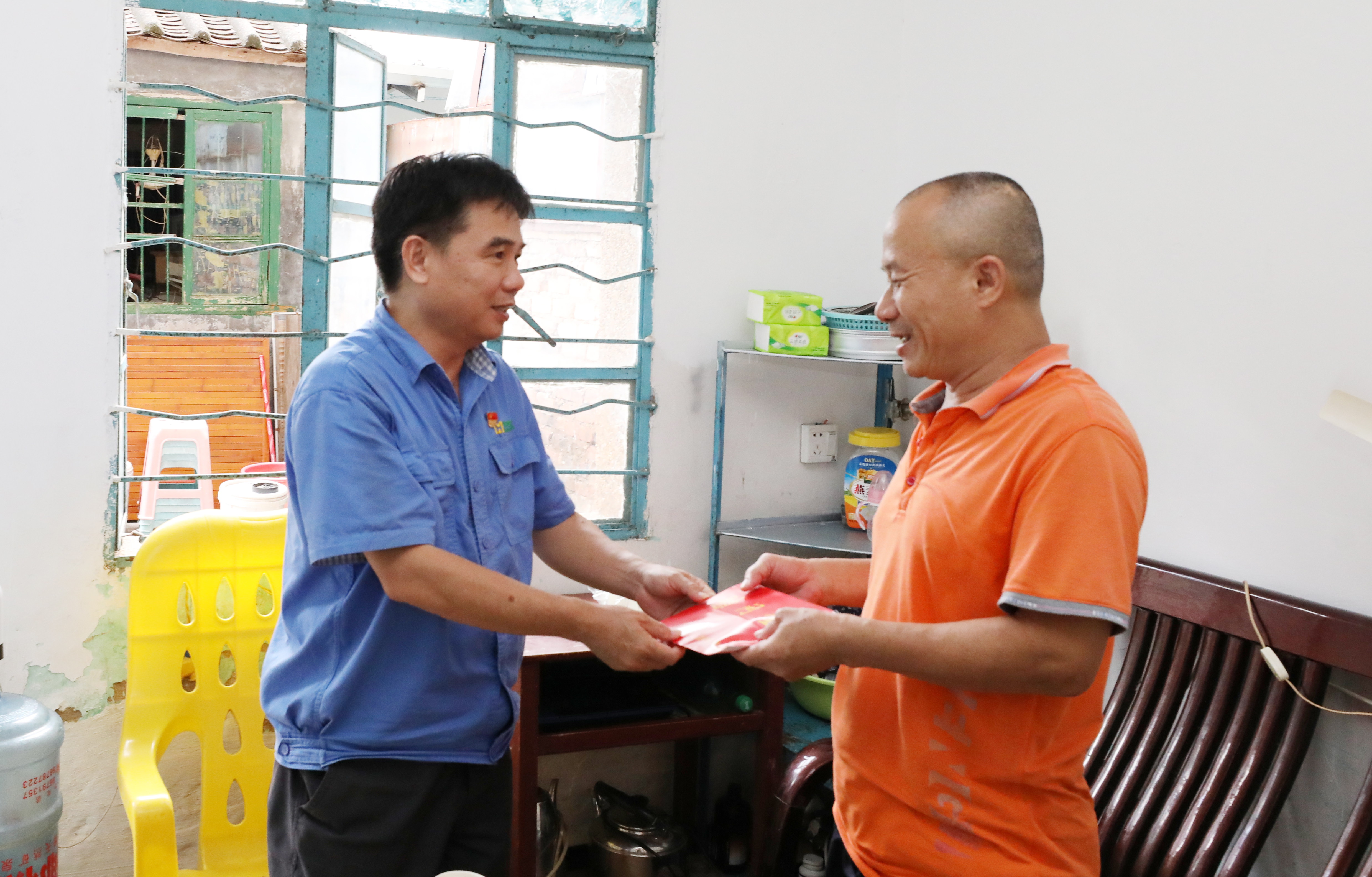 海南礦業(yè)對(duì)困難員工子女開展“金秋助學(xué)”慰問