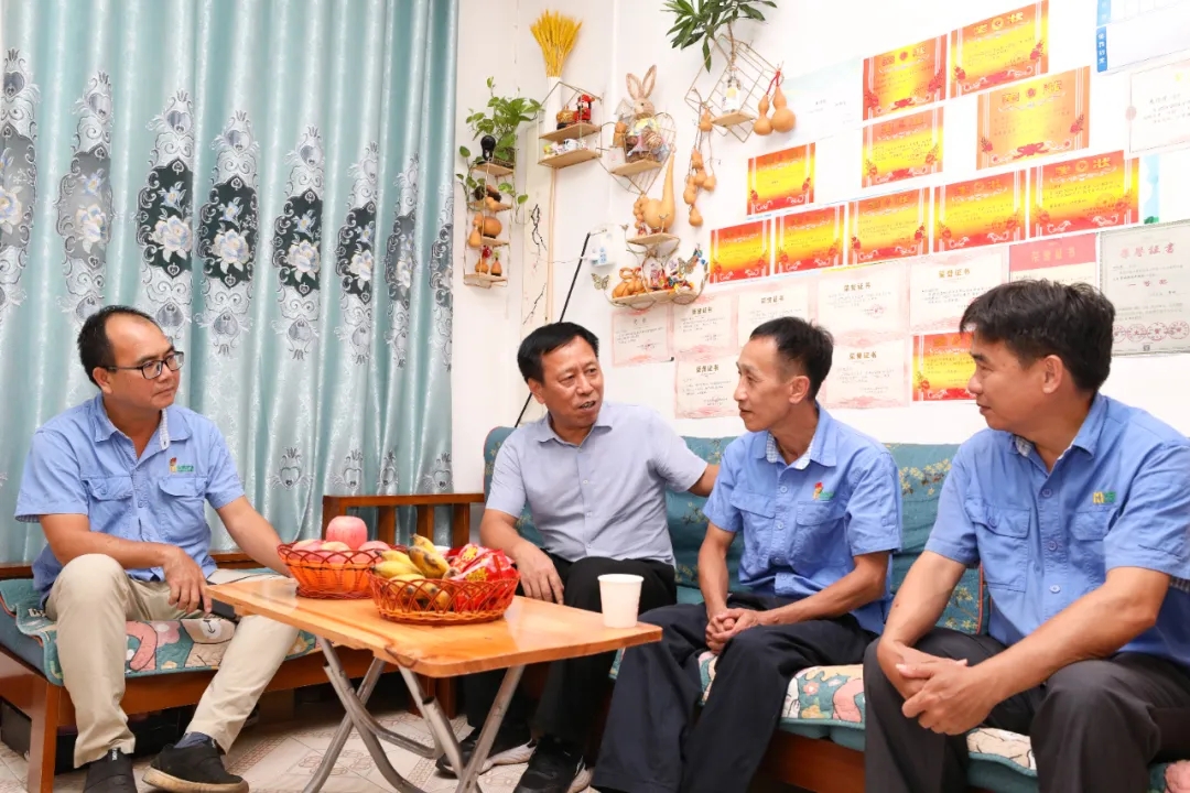 海南省總工會(huì)到海南礦業(yè)走訪慰問(wèn)全國(guó)勞模朱平