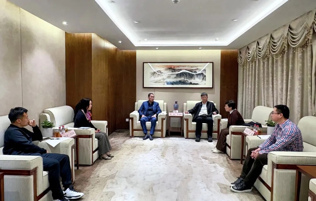 滕磊與中林時代控股有限公司黨委書記、董事長、總經(jīng)理姜圣波舉行工作座談
